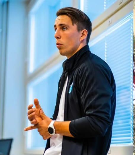 Teemu Olen Seinäjoelta kotoisin oleva tuore liikuntatieteiden maisteri. Olen mukana tarjoamassa lapsille unohtumattomia liikuntakokemuksia, koska vietin koko lapsuuteni pelaillen ja leikkien kavereiden kanssa sekä liikkuen monipuolisesti eri lajien parissa useis